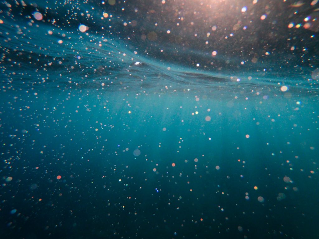 Underwater image of an ocean with some bubbles