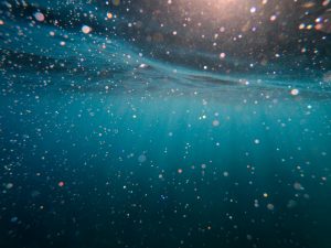 Underwater image of an ocean with some bubbles